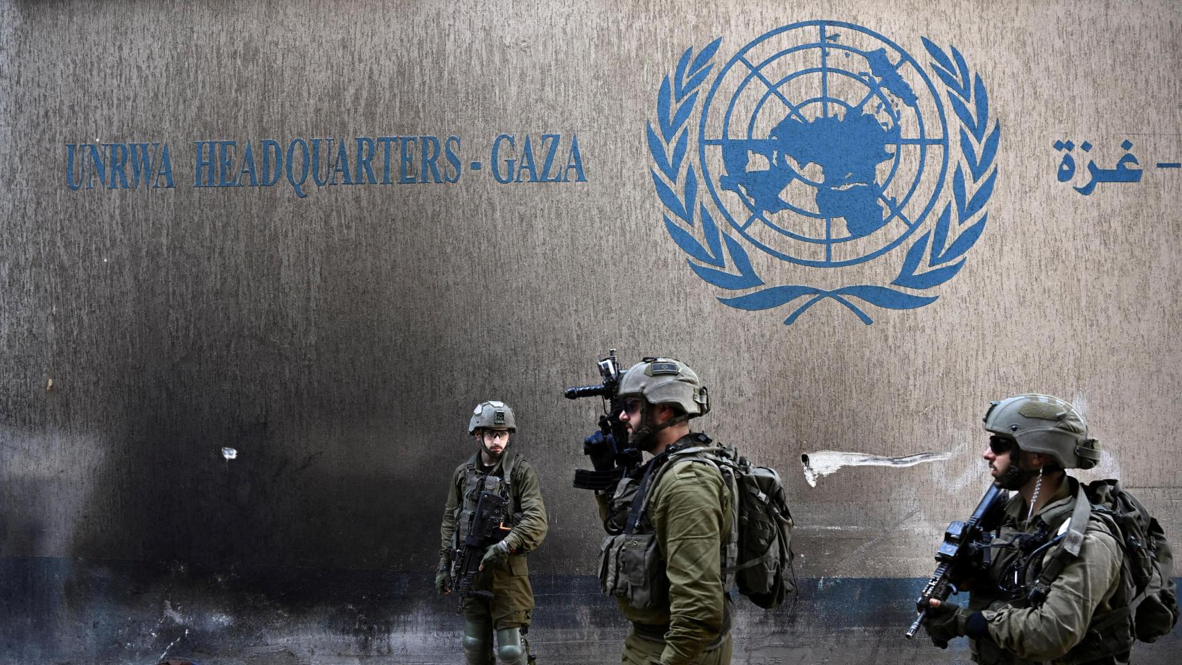 Soldados israelíes operan junto a la sede de la UNRWA en la Franja de Gaza.
