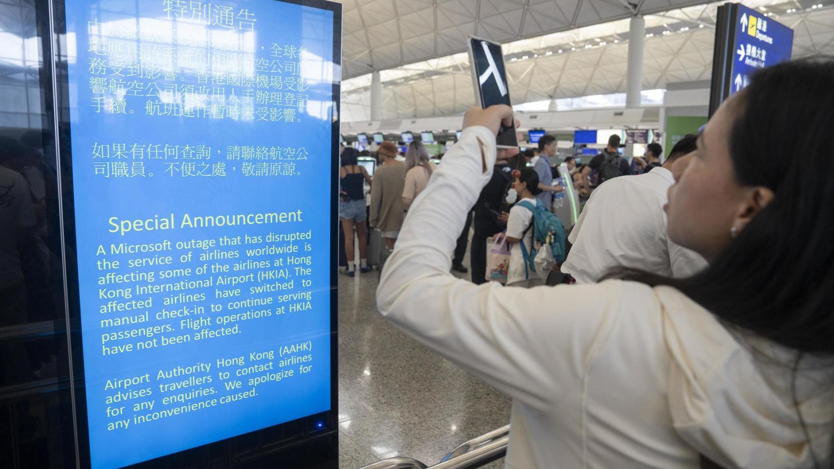 Pantalla azul de la muerte en un aeropuerto de Hong Kong por el fallo de CrowdStrike