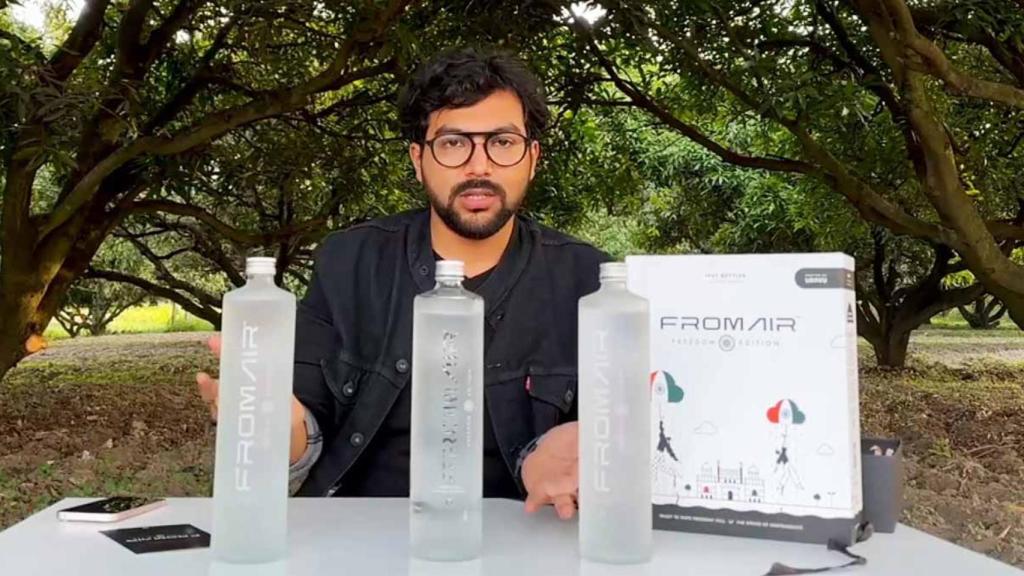 Swapnil Shrivastav, CEO de Uravu Labs, con botellas de agua producidas a partir del invento.