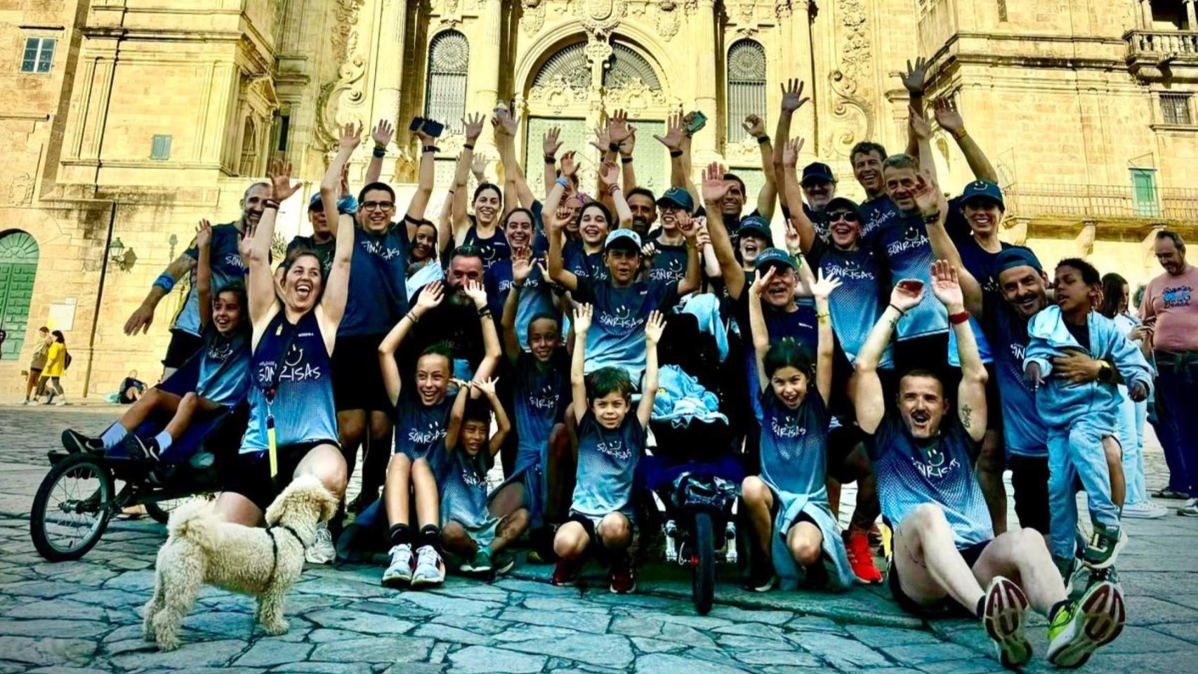 Empujando Sonrisas frente a la Catedral de Santiago