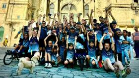 Empujando Sonrisas frente a la Catedral de Santiago