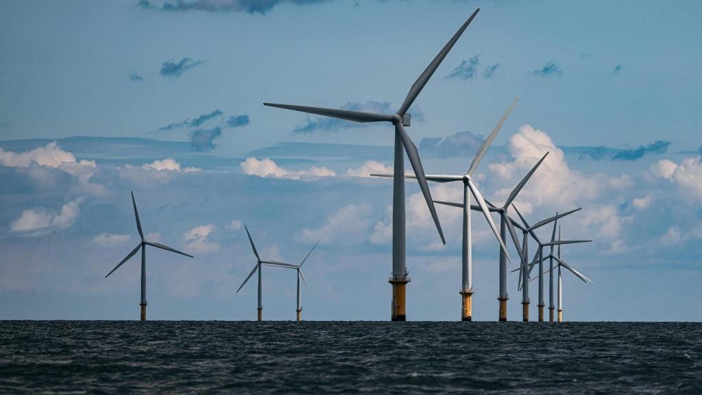 Aerogeneradores instalados en el mar.