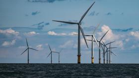 Aerogeneradores instalados en el mar.