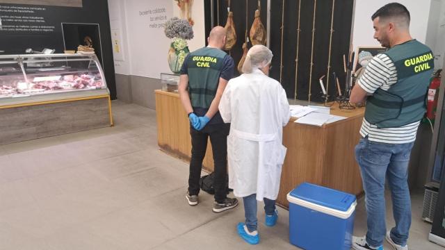 Inspección de la Guardia Civil en una carnicería de Ourense.