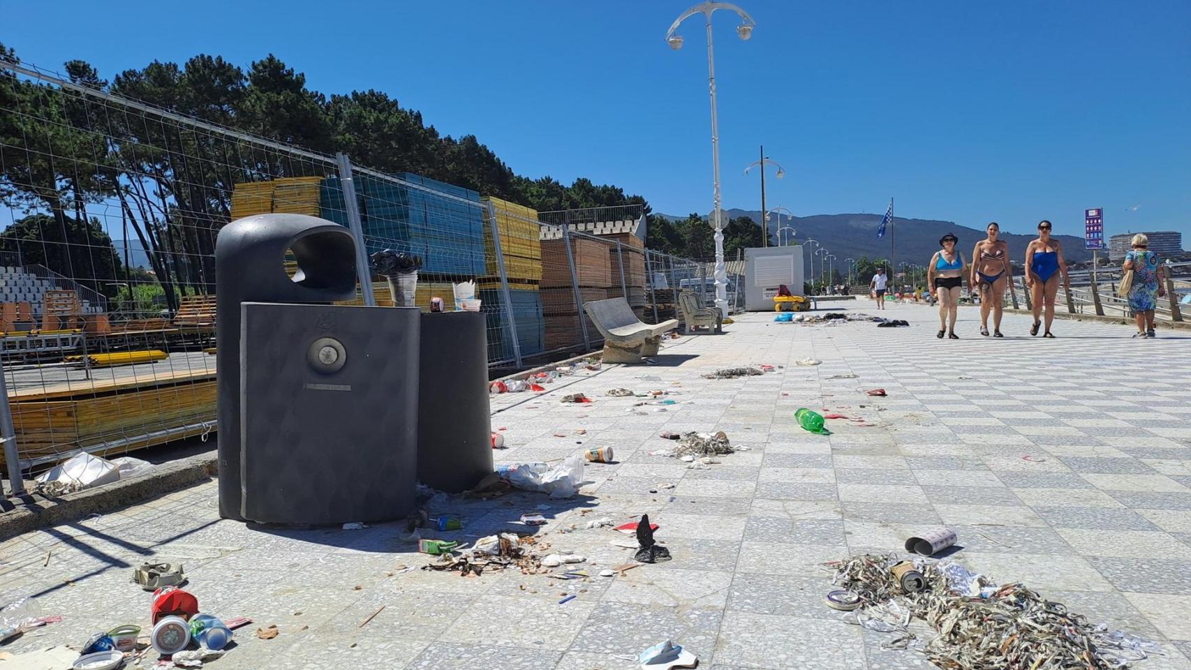 Imágenes de Samil con basura esparcida.