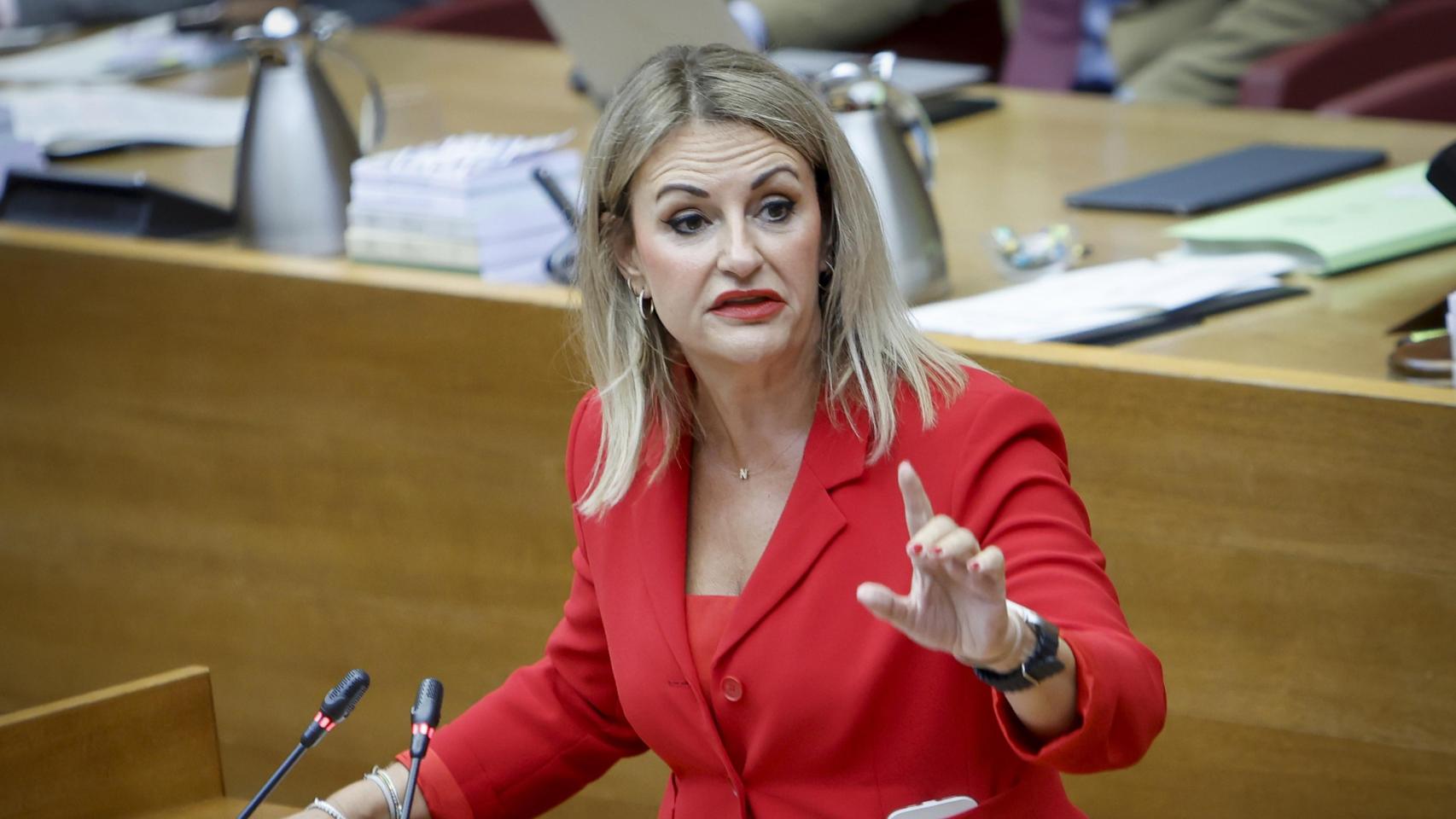 La consellera Nuria Montes en el pleno de Les Corts.