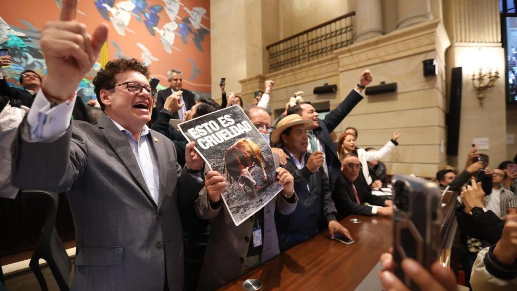 Diputados colombianos a favor de la prohibición de las corridas de toros el pasado 28 de mayo en el Congreso.