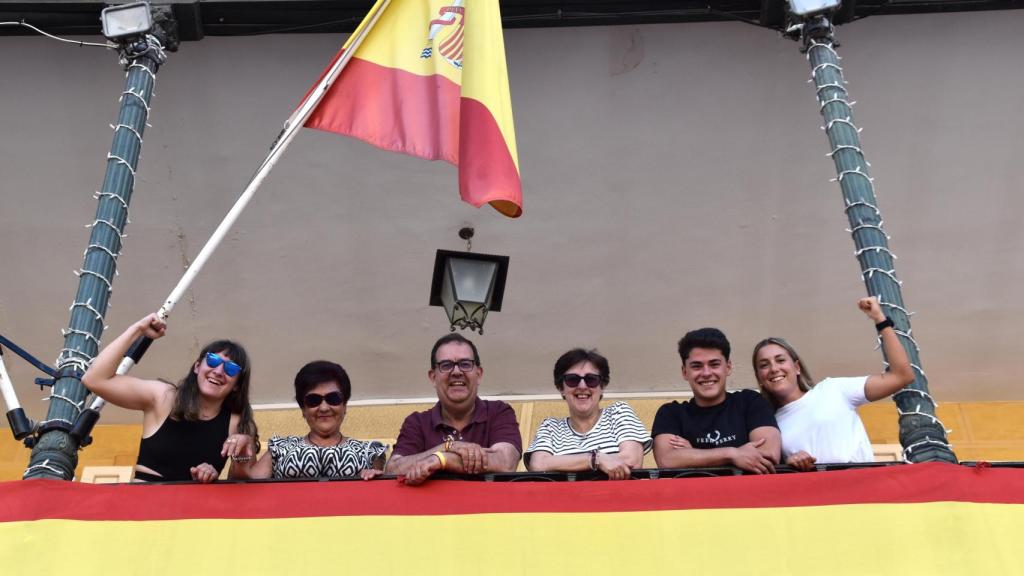 De izquierda a derecha, Beatriz García, Paquita Carretero, Fernando Villalain, Cristina Sánchez, Moisés González y Ana Humanes, en el balcón del Ayuntamiento de Morata.