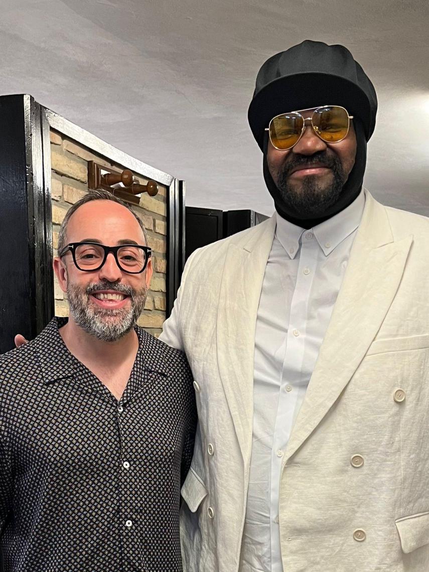 El director del Festival Internacional de Jazz de San Javier, David Martínez (i), posa junto a Gregory Porter (d) en el backstage.