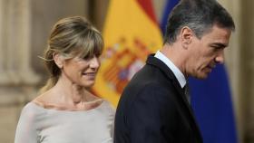 Pedro Sánchez y su esposa, Begoña Gómez, en la entrega de las condecoraciones al mérito civil en el Palacio Real.