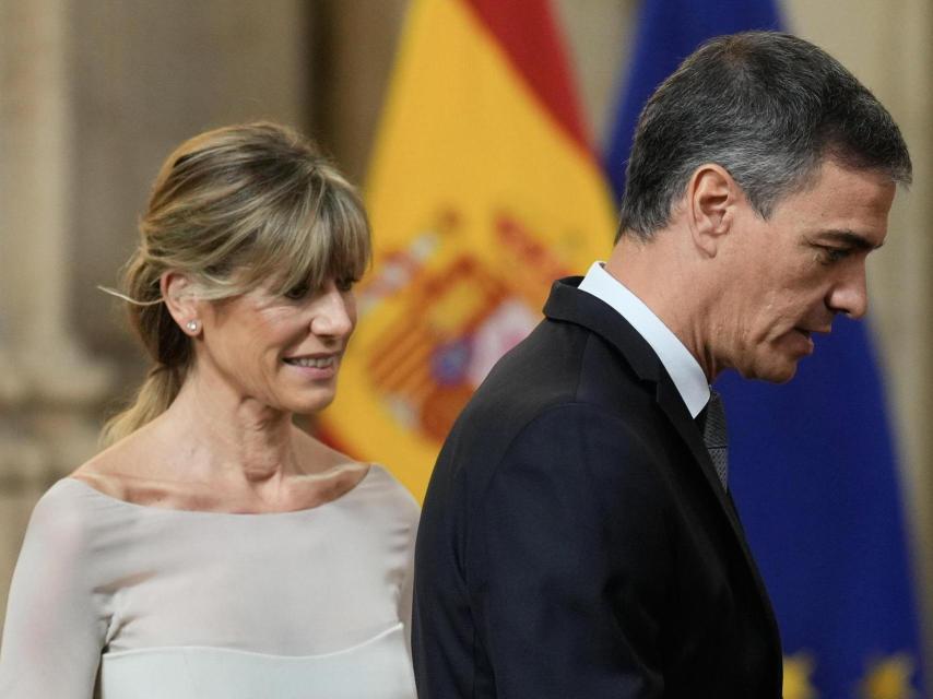 Pedro Sánchez y su esposa, Begoña Gómez, en la entrega de las condecoraciones al mérito civil en el Palacio Real.