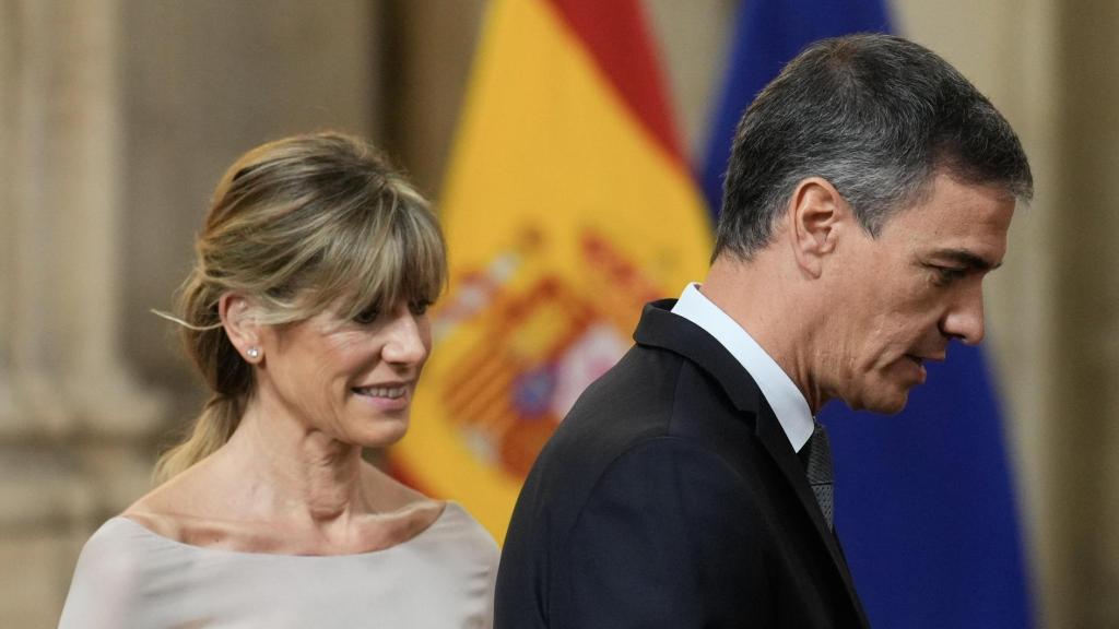 Pedro Sánchez y su esposa, Begoña Gómez, en la entrega de las condecoraciones al mérito civil en el Palacio Real.