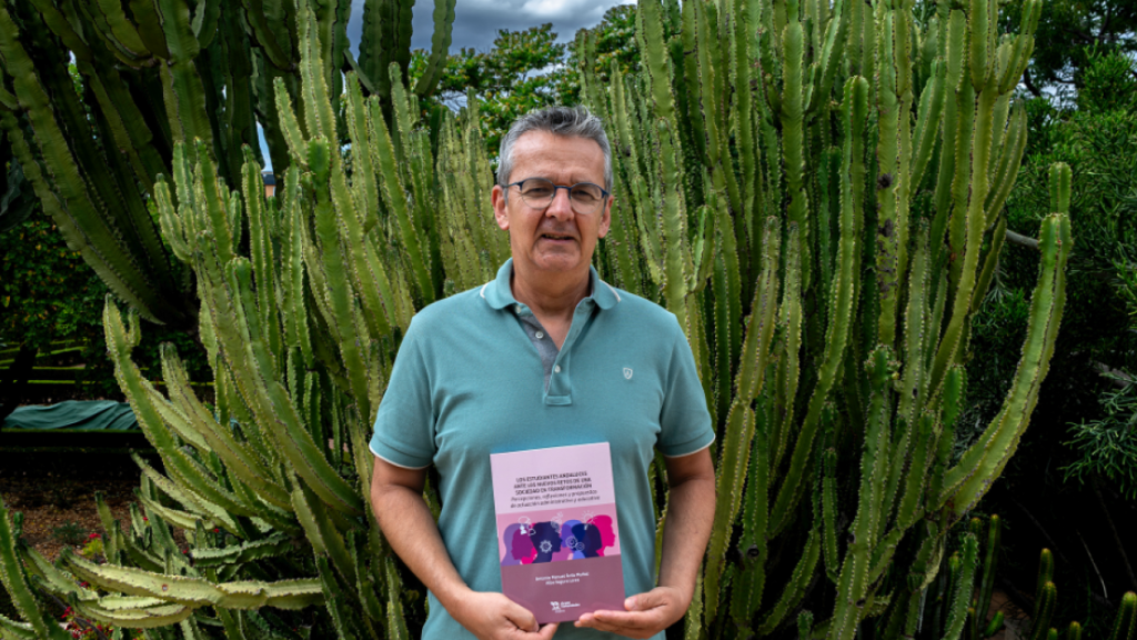 Antonio Manuel Ávila posa junto a su libro.