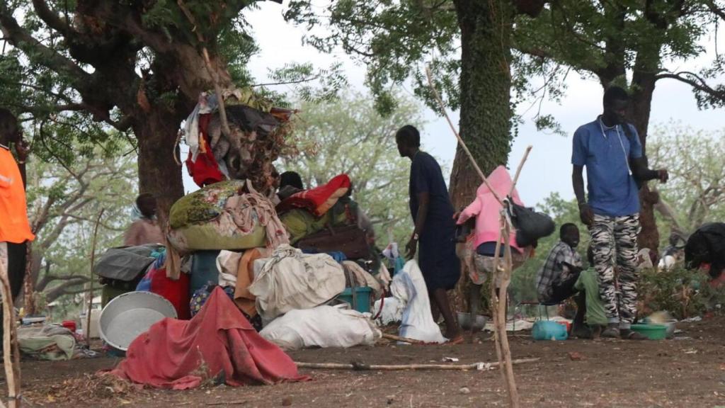 Personas que huyen de Sudán a Sudán del Sur (Malakal).