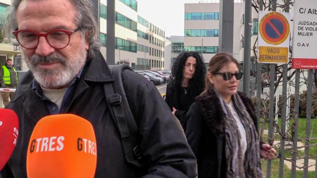 Pepe Navarro en una fotografía junto a Ivonne Reyes, saliendo de los juzgados, en febrero de 2023.