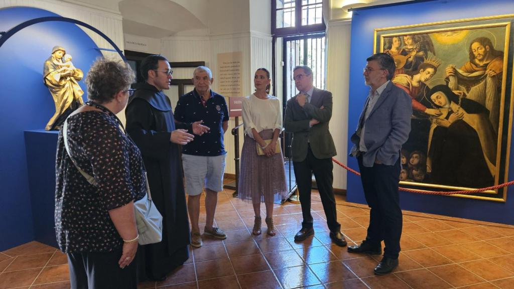 El rector visita la exposición 'De Claris Mulieribus: Santas, Mártires, Sabias', de los carmelitas de Alba de Tormes