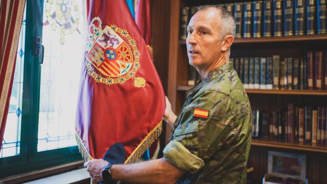 El coronel de la Guardia Real, Pablo Mateo y Álvarez de Toledo, sostiene en su despacho una de las guías oficiales con el escudo del rey que se utilizan en los actos institucionales de la Casa Real.