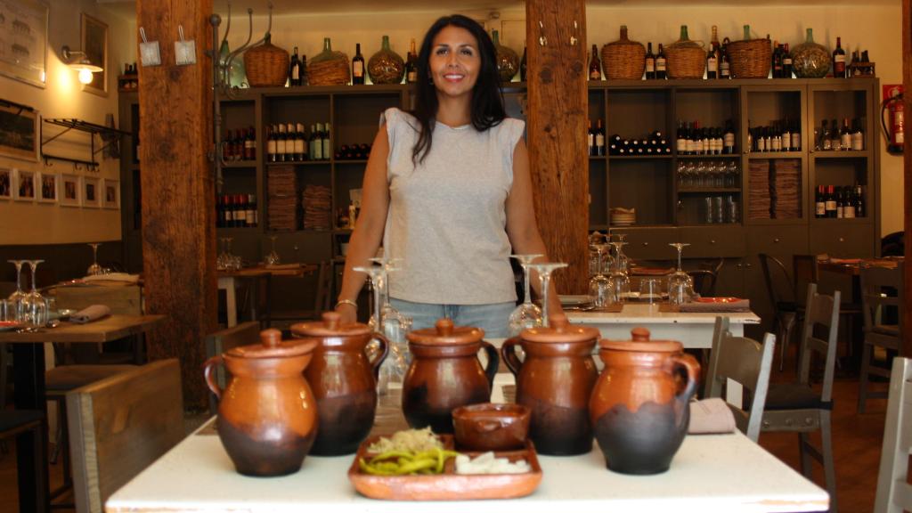 Sara Verdasco en su restaurante La Rayua con los pucheros de barro del cocido.