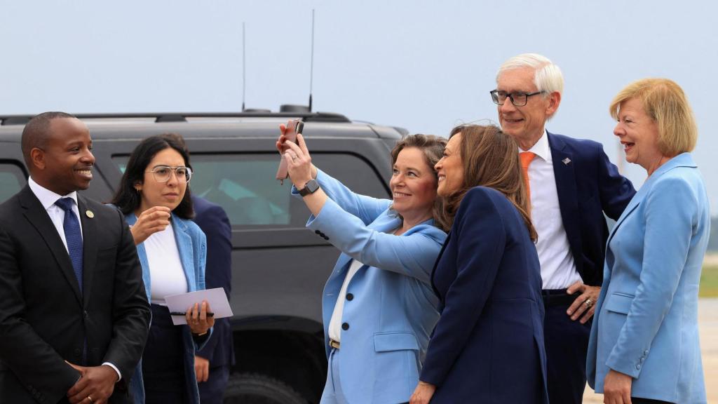 La vicepresidenta de Estados Unidos, Kamala Harris, posa para una selfie con la vicegobernadora de Wisconsin, Sara Rodríguez, y la senadora estadounidense Tammy Baldwin a su llegada a Milwaukee, Wisconsin.