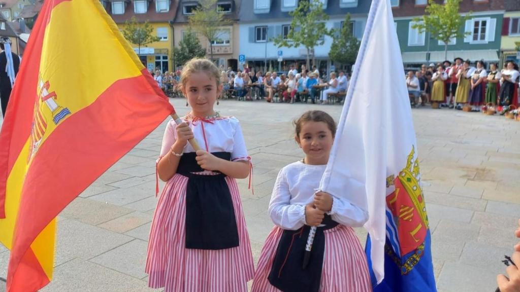 Las dos participantes más jóvenes de esta edición, de 5 y 8 años, junto con la bandera de España y de Alicante.