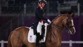 Charlotte Dujardin compitiendo en Tokio 2020