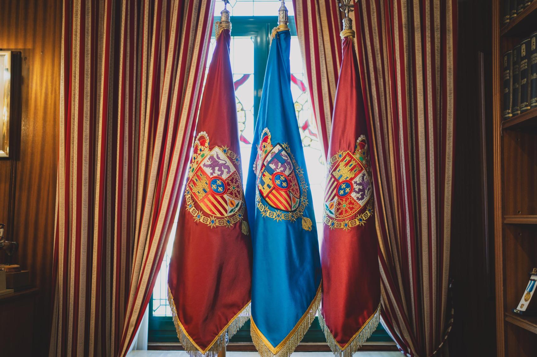 Detalle de las tres guías: las burdeos, con su escudo de armas del rey de España, representan a Felipe VI; el escudo heráldico azul con el lambel y la corona del principado asturiano es la de la princesa Leonor.