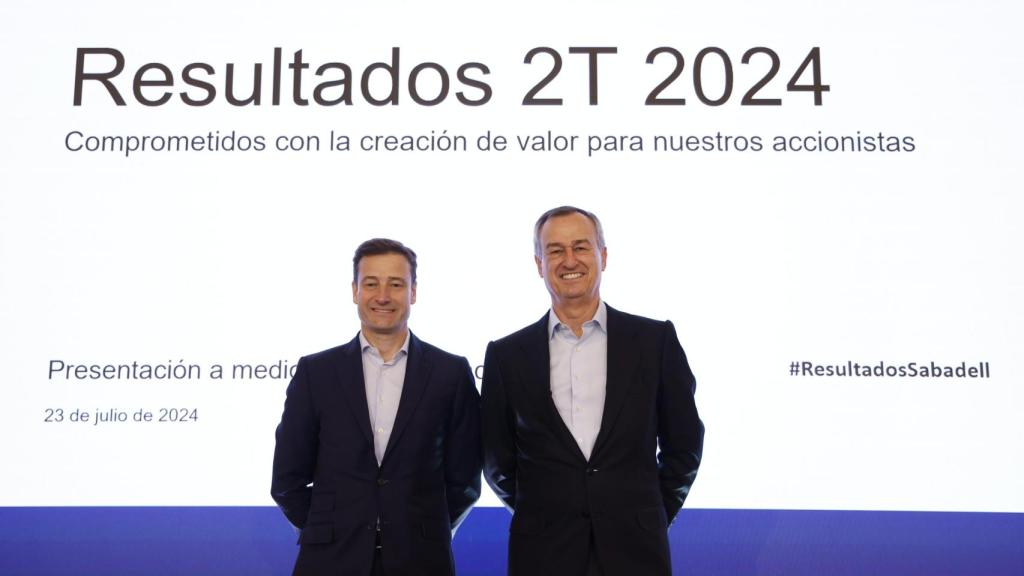 Lepoldo Alvear, director financiero de Sabadell, junto a César González-Bueno, consejero delegado de la entidad, el martes durante la presentación de los resultados ante la prensa.