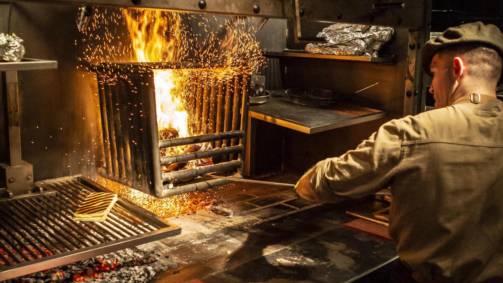 El chef Oswaldo González en la parrilla de Los 33.