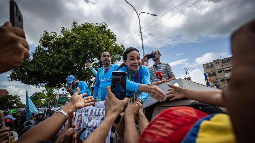 La opositora María Corina Machado hace campaña en Venezuela pese a la prohibición para presentarse.