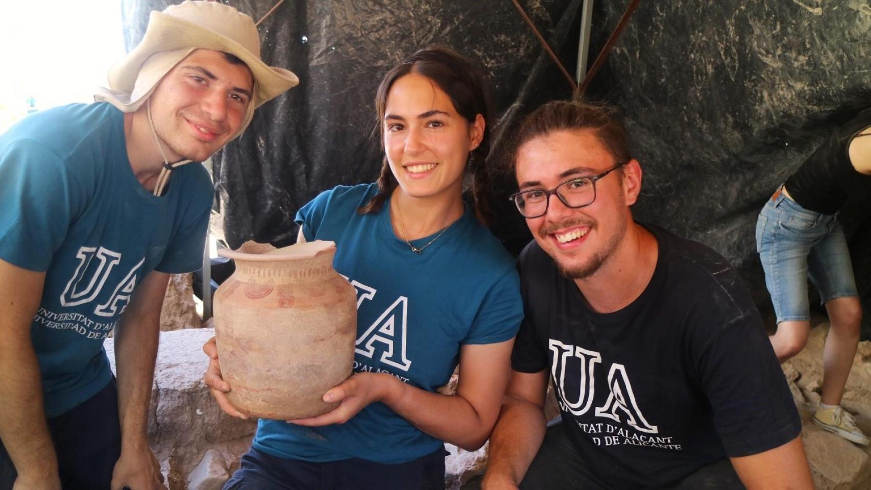 La urna ibérica encontrada bajo las termas romanas de Elche redefine su historia.
