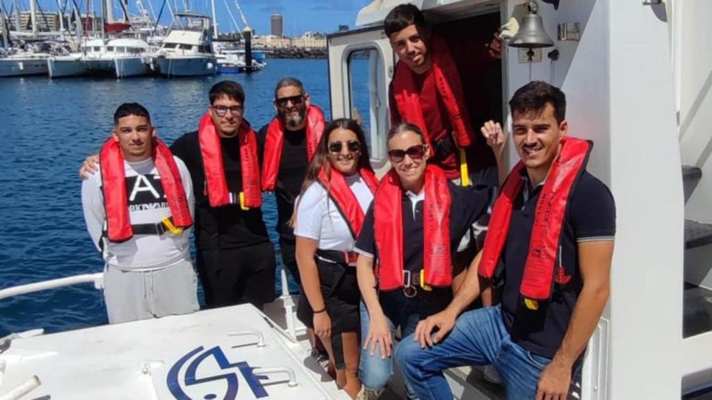 Jóvenes formándose en un barco.