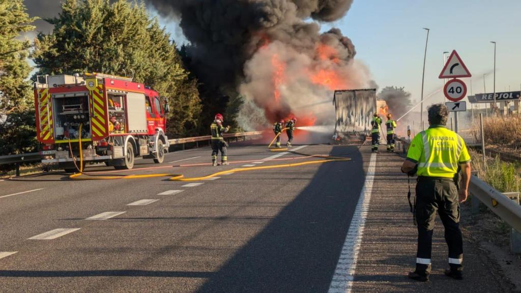 Imagen del incendio de un camión en la A62