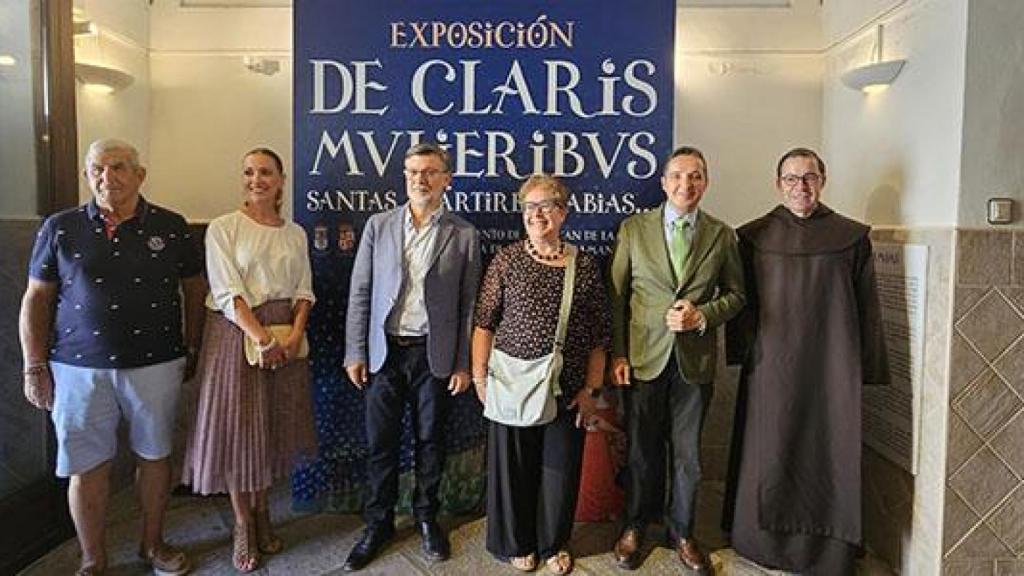 El rector visita la exposición 'De Claris Mulieribus: Santas, Mártires, Sabias', de los carmelitas de Alba de Tormes