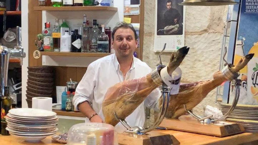 Nacho, el actual regente del Berysa, con un jamón ibérico, que se corta según lo pide el cliente