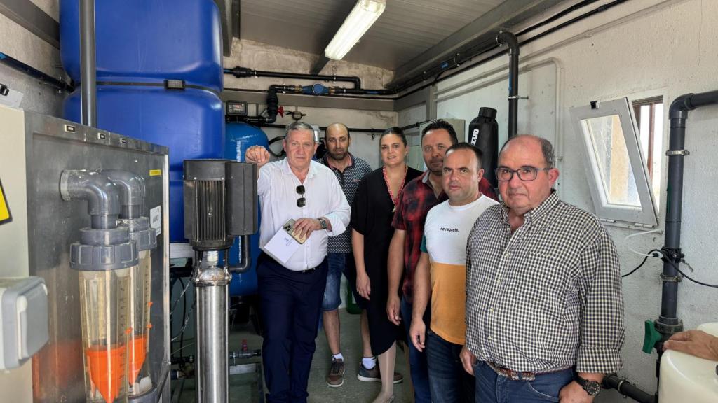 El presidente de la Diputación de Zamora durante su visita a la planta potabilizadores de Valdefinjas