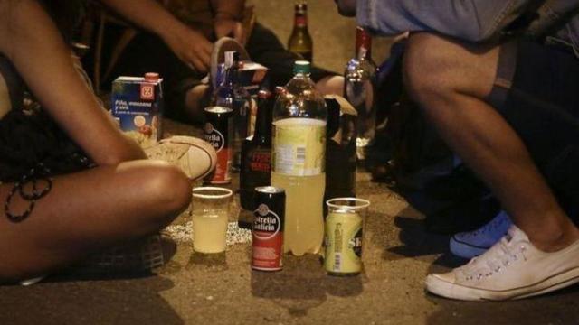 Foto de la Policía Municipal de Valladolid de personas consumiendo alcohol.