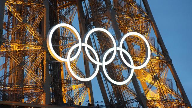 Los aros de los Juegos Olímpicos en la fachada de la Torre Eiffel