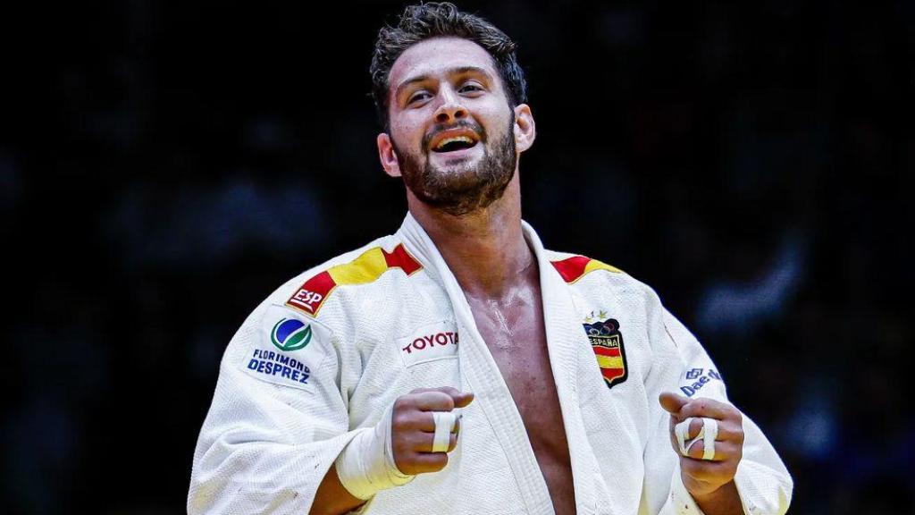 Niko Shera tras ganar la medalla de bronce en el Campeonato del Mundo de judo de -100 kilos.