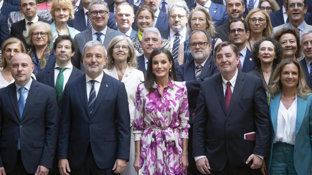 La reina Letizia, el alcalde de Barcelona, Jaume Collboni, y el director del Instituto Cervantes, Luis García Montero, posan, en el Ayuntamiento de Barcelona, con los asistentes al encuentro de directivos del Instituto Cervantes, que reúne hasta el jueves a más de 80 responsables de la institución cultural en todo el mundo. Foto: Marta Pérez / EFE