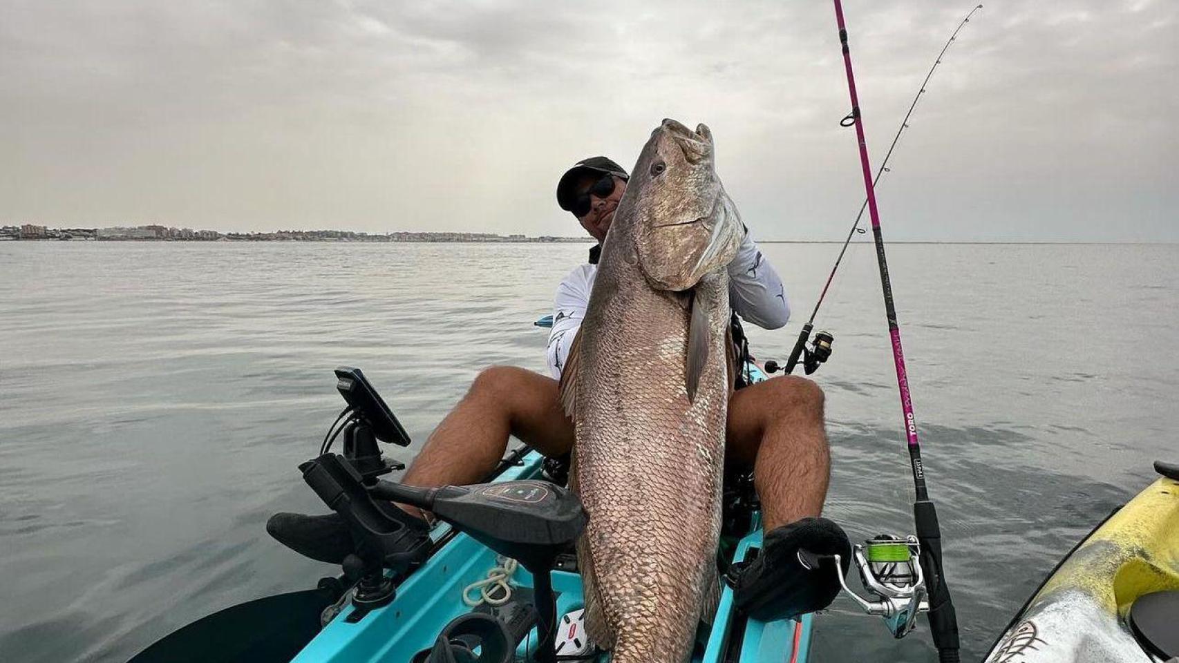 Jaime Gónzález con la corvina que ha pescado.