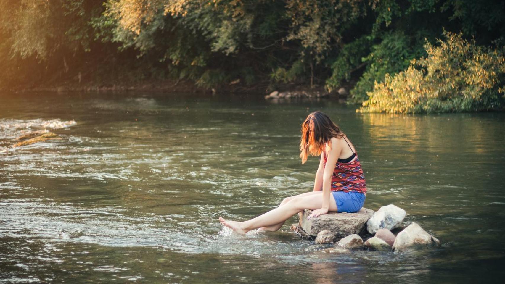 Imagen de archivo de una mujer sentada en una de las lagunas.