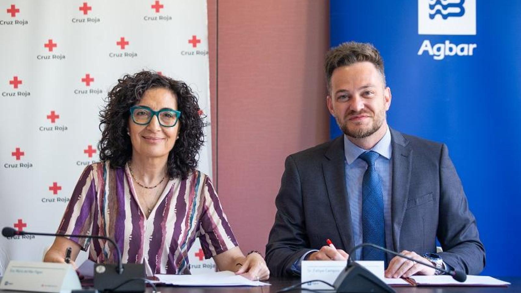 María del Mar Pageo, presidenta de Cruz Roja Española, y Felipe Campos, director de Acción Social de Agbar, durante la firma del acuerdo.