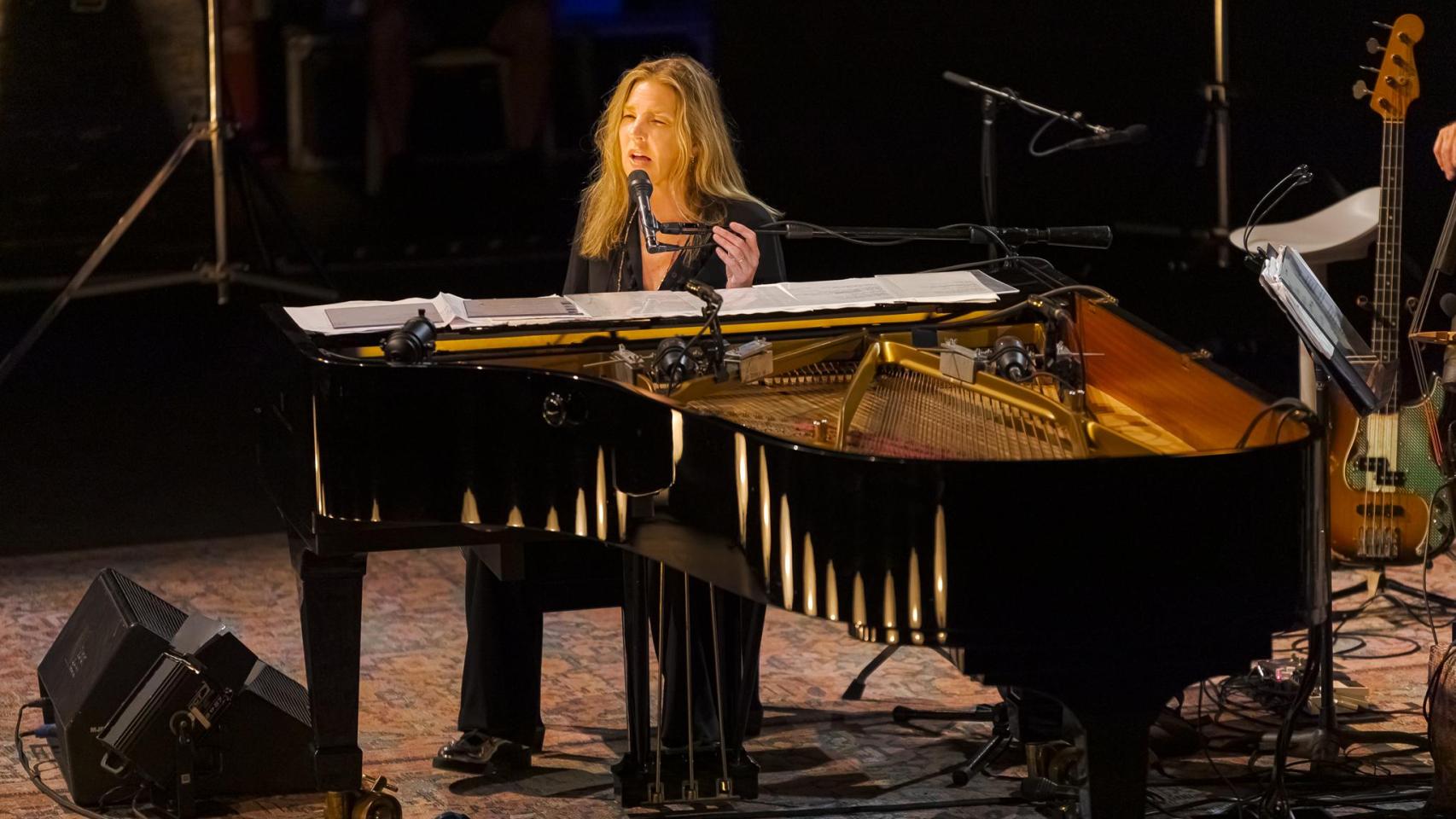 Diana Krall canta durante su concierto en el Festival Internacional de Jazz de San Javier.