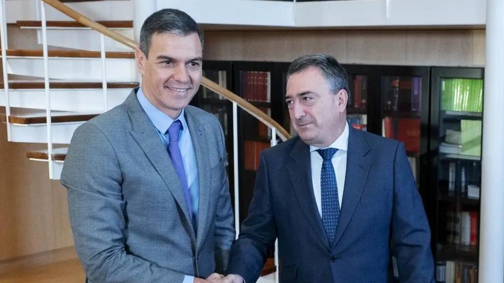 Pedro Sánchez y Aitor Esteban en octubre de 2023, durante la negociación del acuerdo que garantizó los votos del PNV a la investidura del candidato socialista./