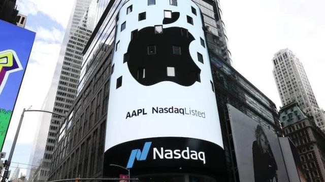 Una pantalla muestra el logo de Apple en el exterior del edificio del Nasdaq.