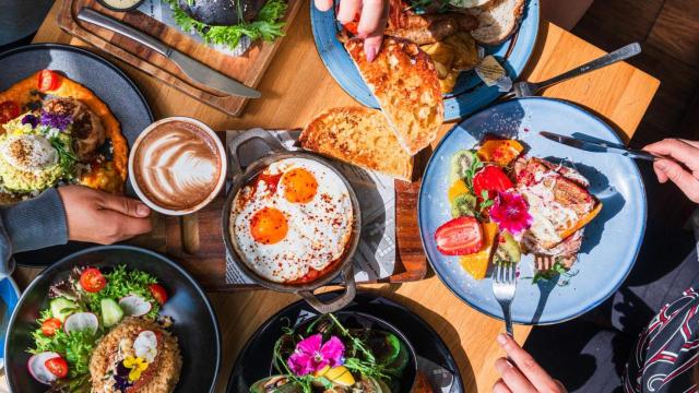 Un brunch con diferentes platos salados en una mesa.