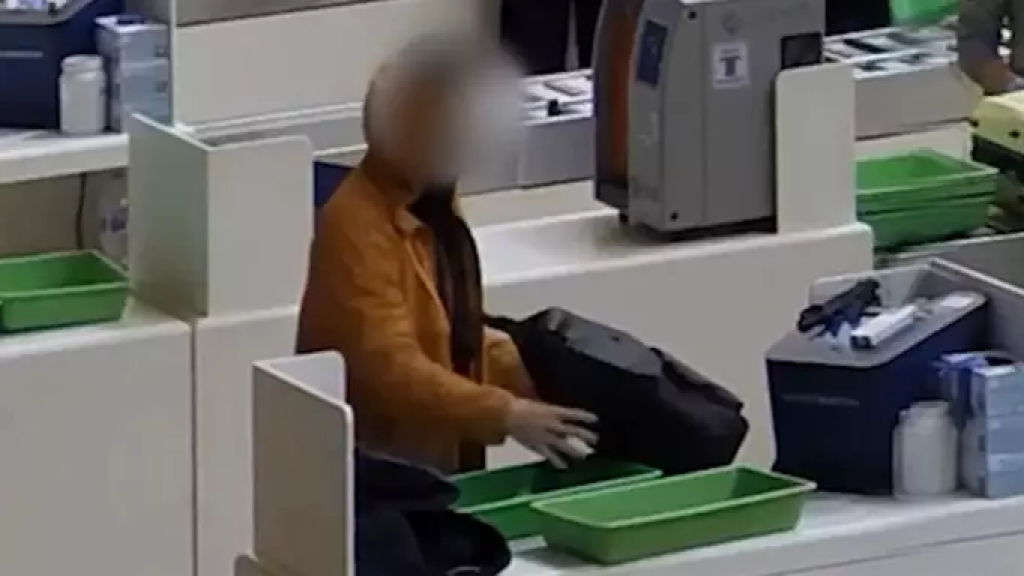 Uno de los posibles ladrones en el control de seguridad del Aeropuerto de Barajas.