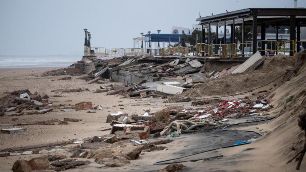 Playa afectada por fenómenos meteorológicos.