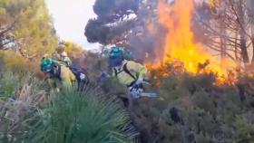 Vídeo de la lucha de los bomberos contra las llamas en el incendio de Casares