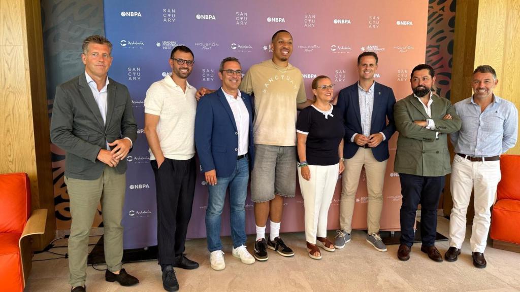 El jugador de la NBA Grant Williams junto a representantes institucionales en Fuengirola.